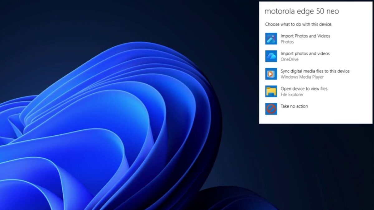 پنجره قدیمی AutoPlay در ویندوز برای گوشی «motorola edge 50 neo» که گزینه‌های انتقال عکس و ویدیو با Photos، انتقال با OneDrive، همگام سازی فایل‌های رسانه‌ای با Windows Media Player، باز کردن دستگاه در File Explorer و انجام ندادن هیچ کاری را نمایش می‌دهد.