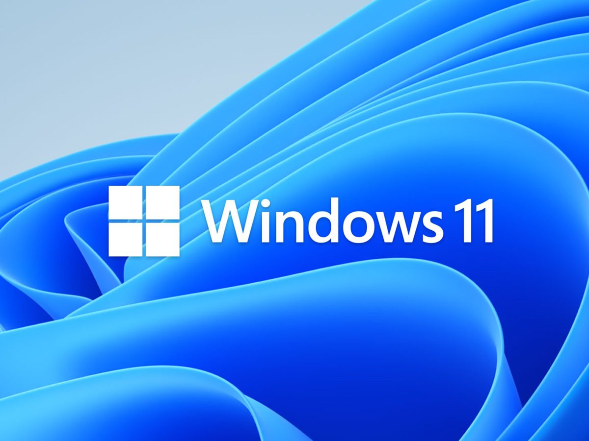تصویر رسمی برند Windows 11 با لوگوی سفید ویندوز و نوشته Windows 11 روی پسزمینه آبی با موجهای نرم و انتزاعی شناختهشده این سیستمعامل