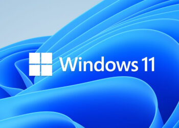 لوگوی Windows 11 روی پس‌زمینه‌ای آبی با موج‌های انتزاعی ویندوز.