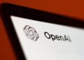 تصویری از لوگوی شرکت Open AI و ابزارهای هوش مصنوعی آن روی مانیتور
