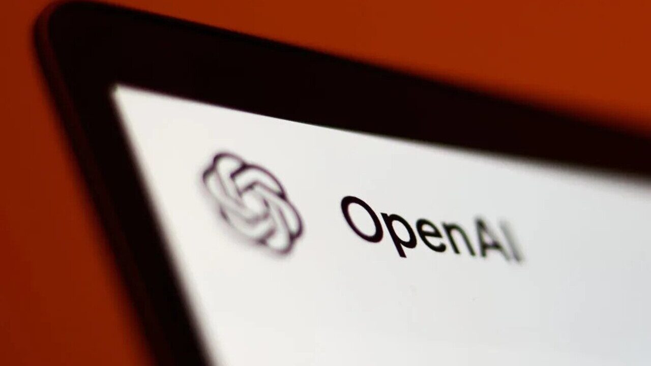 تصویری از لوگوی شرکت Open AI و ابزارهای هوش مصنوعی آن روی مانیتور