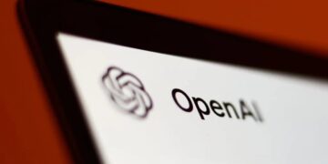 تصویری از لوگوی شرکت Open AI و ابزارهای هوش مصنوعی آن روی مانیتور