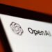تصویری از لوگوی شرکت Open AI و ابزارهای هوش مصنوعی آن روی مانیتور