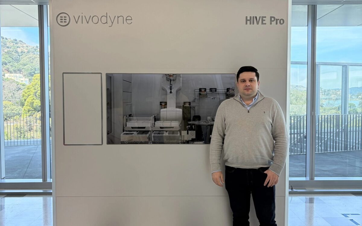 آندری جورجسکو، مدیرعامل و همبنیانگذار Vivodyne جلوی دستگاههای HIVE Pro