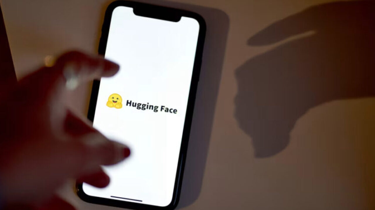 برنامه Hugging Face روی تلفن همراه و ارتباطات OpenAI