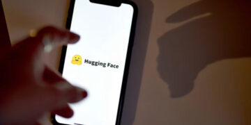 برنامه Hugging Face روی تلفن همراه و ارتباطات OpenAI