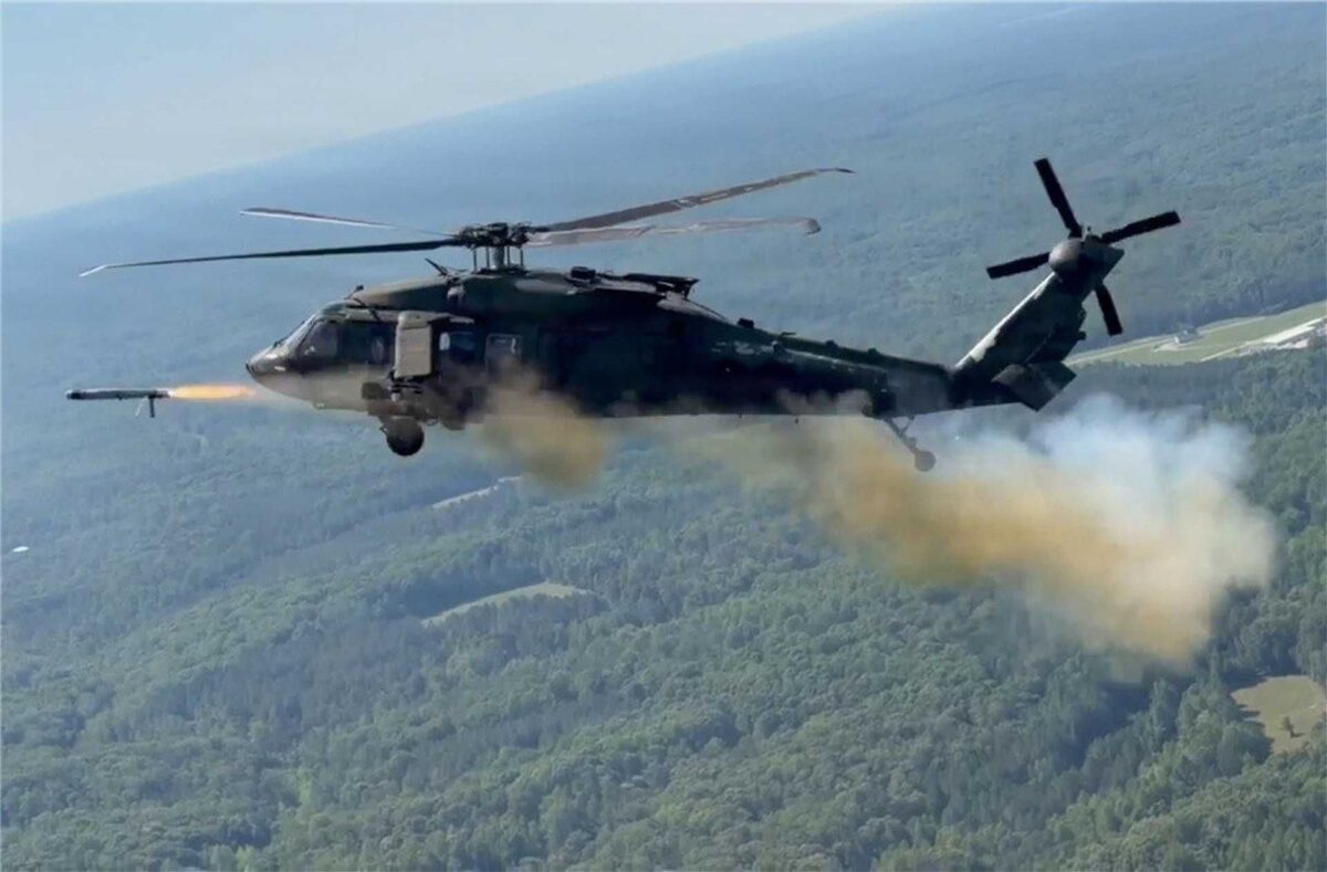 بالگرد H-60M بلکهاوک ارتش آمریکا در حال پرتاب یک سامانه پرنده رزمی Air-Launched Effects (ALE) در جریان آزمایش پروازی برای افزایش برد عملیاتی و حملات دورایستا
