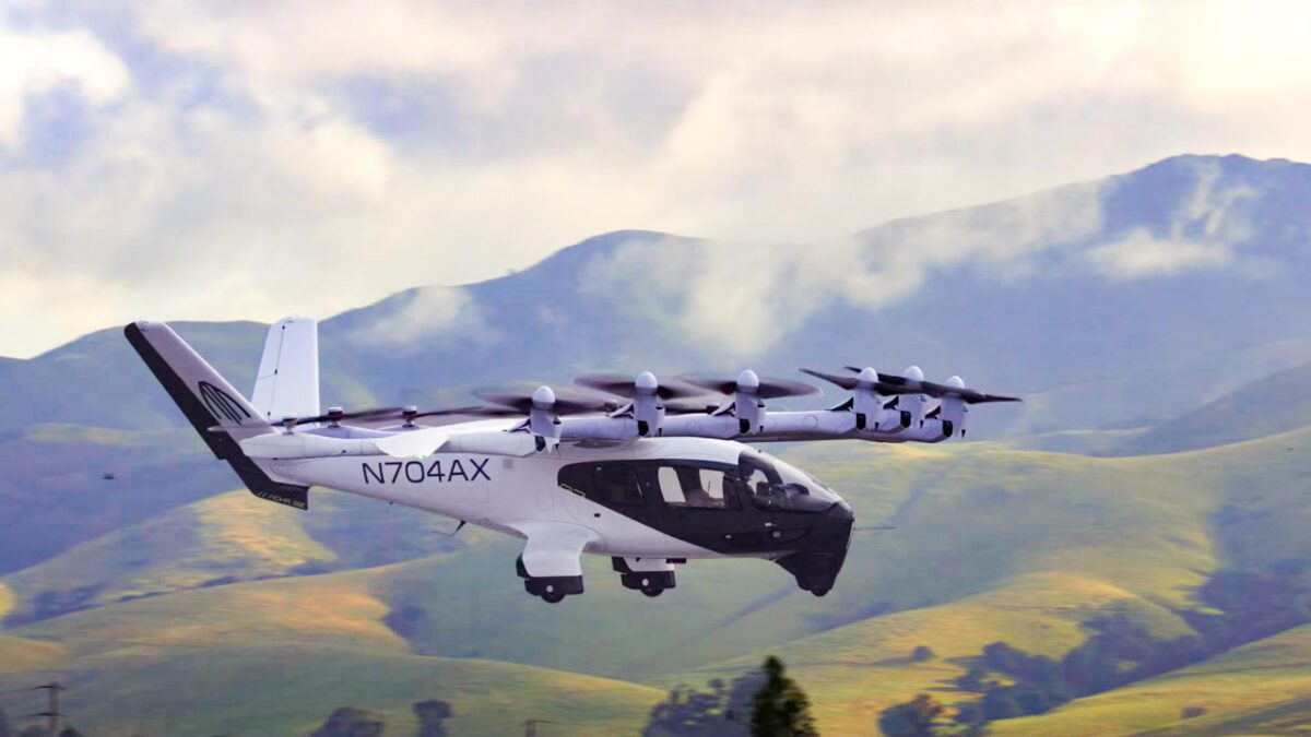 تاکسی هوایی برقی Archer Aviation در حال پرواز آزمایشی بر فراز منطقهای کوهستانی