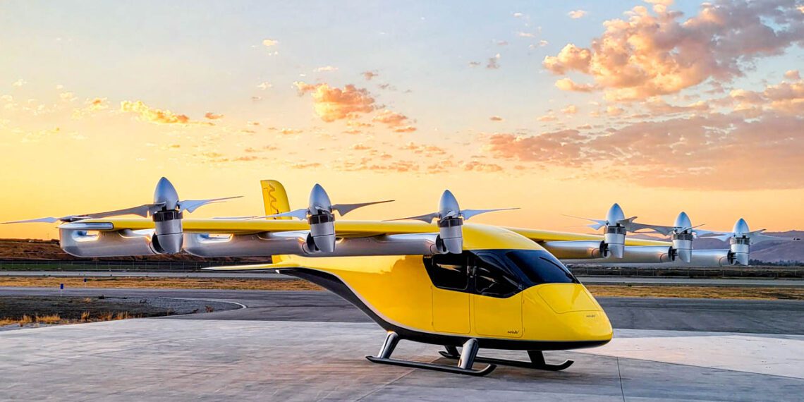 : تاکسی هوایی برقی زردرنگ Archer Aviation با چندین ملخ روی باند پرواز
