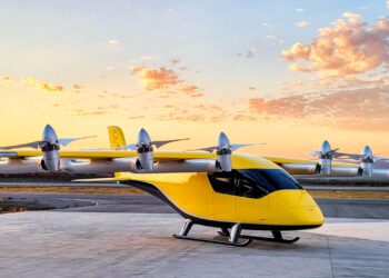 : تاکسی هوایی برقی زردرنگ Archer Aviation با چندین ملخ روی باند پرواز