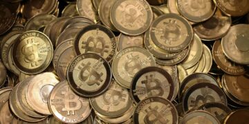 بیتکوین در نبرد برای حفظ ۷۷ هزار دلار