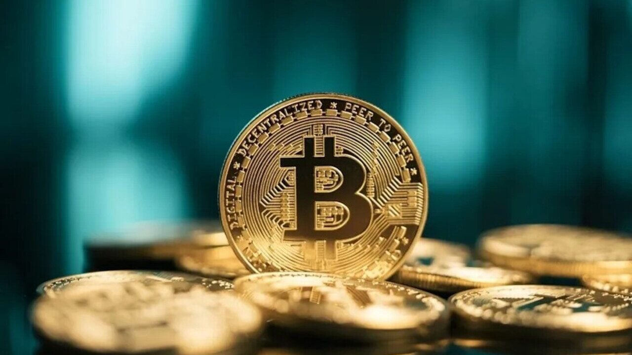 بیتکوین در وسط تصویر روی انبوهی از سکههای طلا