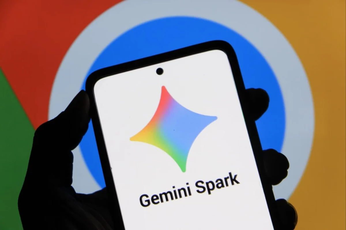 گوشی هوشمند در دست کاربر با نمایش لوگوی رنگی Gemini Spark روی صفحه سفید؛ لوگوی بزرگ گوگل کروم در پسزمینه دیده میشود.