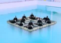 مجموعهای از رباتهای شناور FloatForm که در مخزن آزمایشگاهی به یکدیگر متصل شدهاند و یک سازه بزرگتر تشکیل دادهاند.