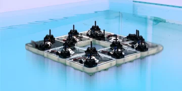 مجموعه‌ای از ربات‌های شناور FloatForm که در مخزن آزمایشگاهی به یکدیگر متصل شده‌اند و یک سازه بزرگ‌تر تشکیل داده‌اند.