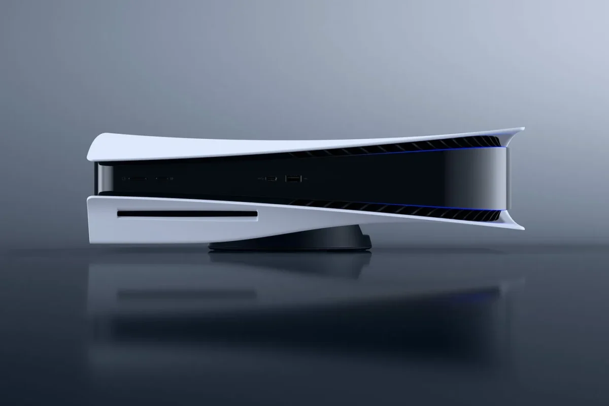 نمای جانبی کنسول پلی استیشن ۵ (PlayStation 5) در حالت افقی روی پایه مشکی، با طراحی بالشکل سفید و مرکز مشکی