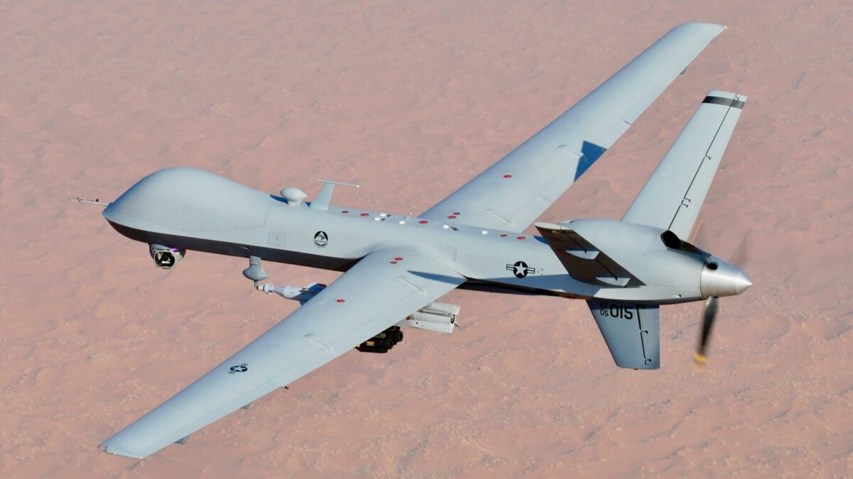 پهپاد نظامی MQ-9 Reaper نیروی هوایی آمریکا در حال پرواز بر فراز منطقهای بیابانی