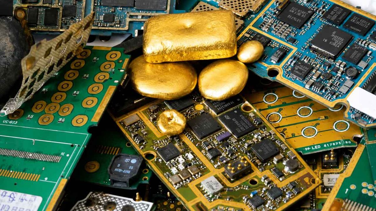 قطعات برد الکترونیکی و مدارهای بازیافتی در کنار چند قطعه طلا، نمادی از استخراج فلزات ارزشمند از زبالههای الکترونیکی