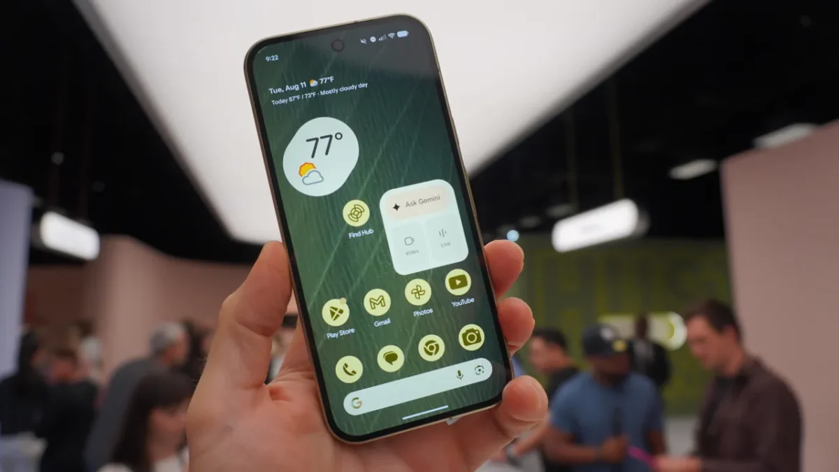 Google Pixel 11 به نمایشگر 6.3 اینچی OLED مجهز شده که وضوح 1080 × 2424 پیکسل و نسبت تصویر 20:9 دارد. این پنل از نرخ نوسازی تطبیقی 60 تا 120 هرتز پشتیبانی میکند و تراکم آن حدود 422 پیکسل در هر اینچ است؛