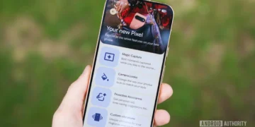 دستی در حال نگه داشتن گوشی Pixel در فضای باز، با صفحه‌ای که بخش Your new Pixel را نشان می‌دهد و فهرستی از قابلیت‌ها مثل Magic Capture، Camera Looks و Proactive Assistance.