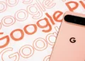نمای پشت گوشی صورتی Google Pixel روی پس‌زمینه‌ای با نوشته‌های Google Pixel