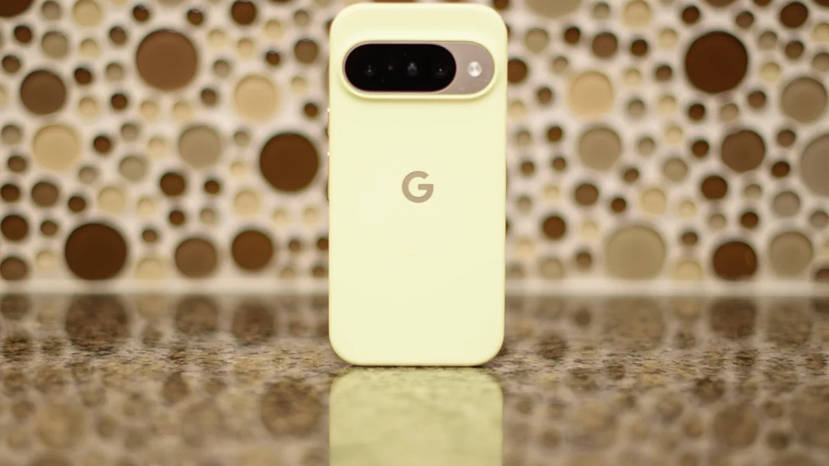 نمای پشت گوشی زردرنگ Google Pixel با نوار افقی دوربین و لوگوی Google