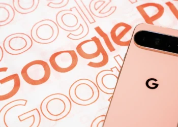 نمای پشت گوشی صورتی Google Pixel روی پس‌زمینه‌ای با نوشته‌های Google Pixel
