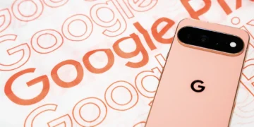 نمای پشت گوشی صورتی Google Pixel روی پس‌زمینه‌ای با نوشته‌های Google Pixel