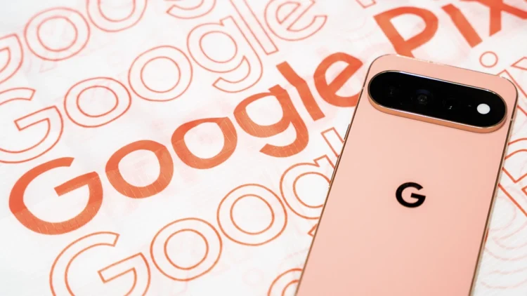 نمای پشت گوشی صورتی Google Pixel روی پس‌زمینه‌ای با نوشته‌های Google Pixel