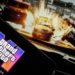 صفحه نمایش گوشی هوشمند با نمایش لوگوی نئونی Grand Theft Auto VI و تاریخ انتشار ۲۶ می ۲۰۲۶ در مقابل مانیتور پخش گیمپلی تصادف خودروها.