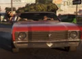 صحنهای از بازی GTA 6 با حضور لوسیا آویزان از پنجره و جیسون پشت فرمان یک ماشین کلاسیک قرمز در حال حرکت در جاده.