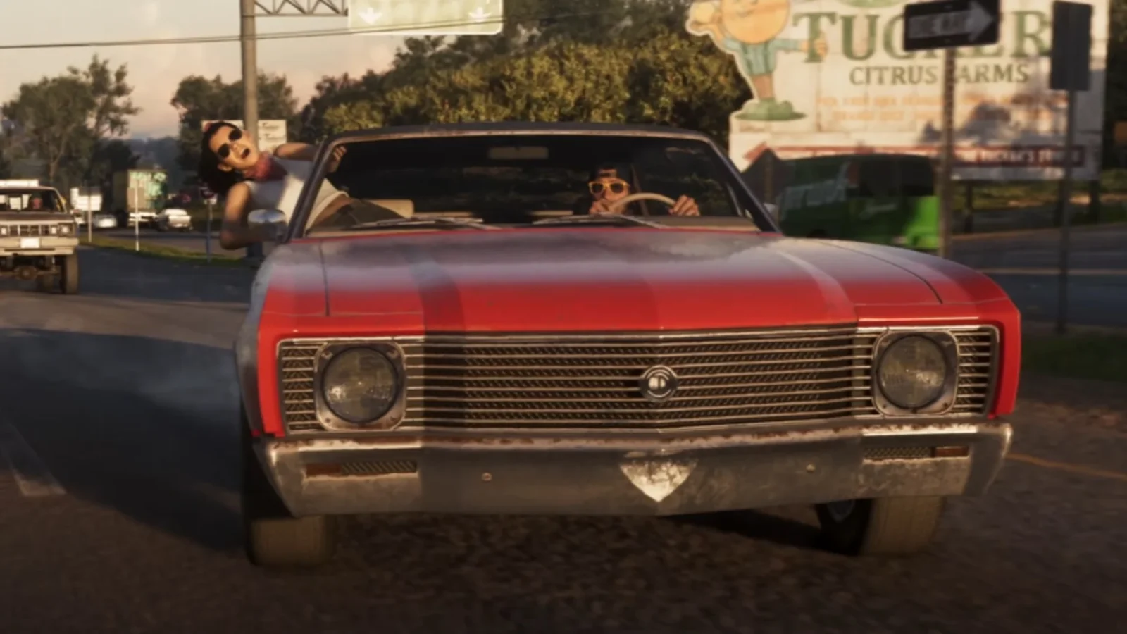 صحنهای از بازی GTA 6 با حضور لوسیا آویزان از پنجره و جیسون پشت فرمان یک ماشین کلاسیک قرمز در حال حرکت در جاده.