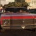 صحنهای از بازی GTA 6 با حضور لوسیا آویزان از پنجره و جیسون پشت فرمان یک ماشین کلاسیک قرمز در حال حرکت در جاده.