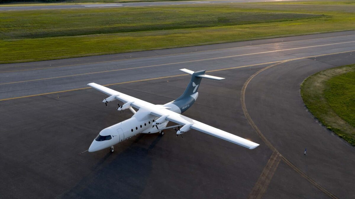 هواپیمای تمامبرقی X1 شرکت Heart Aerospace روی باند فرودگاه پیش از پرواز آزمایشی