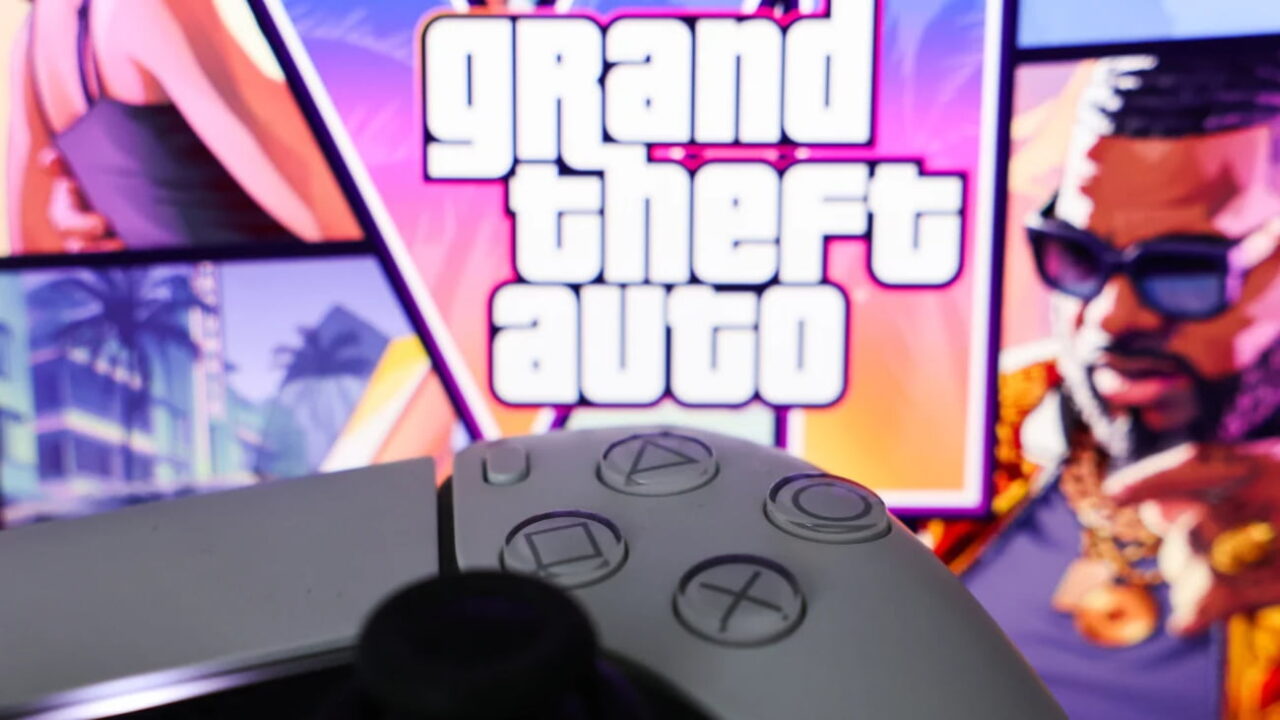 کنترلر مشکی کنسول در پیشزمینه و لوگوی بزرگ Grand Theft Auto با تصاویر رنگارنگ شخصیتها و فضای ساحلی GTA 6 در پسزمینه.