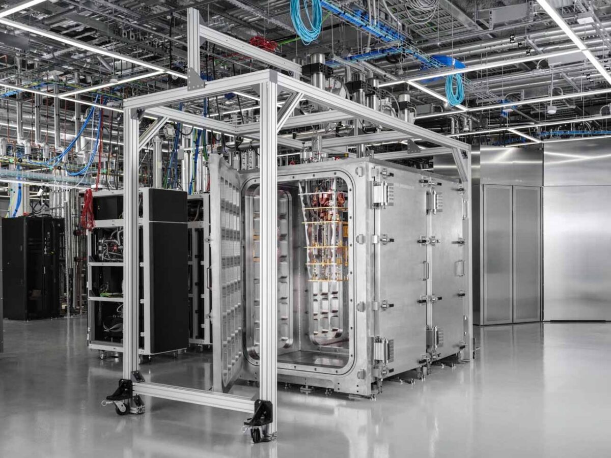 نمای بیرونی یخچال کوانتومی IBM در آزمایشگاه رایانش کوانتومی