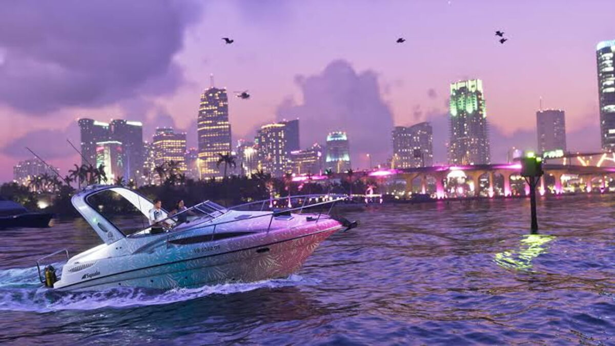 نمایی از قایق تندروی سفید در آبهای شهر Vice City هنگام غروب. آسمان بنفش، پرندههای در حال پرواز، آسمانخراشهای نورانی و سازههای ساحلی رنگارنگ در پسزمینه دیده میشوند.