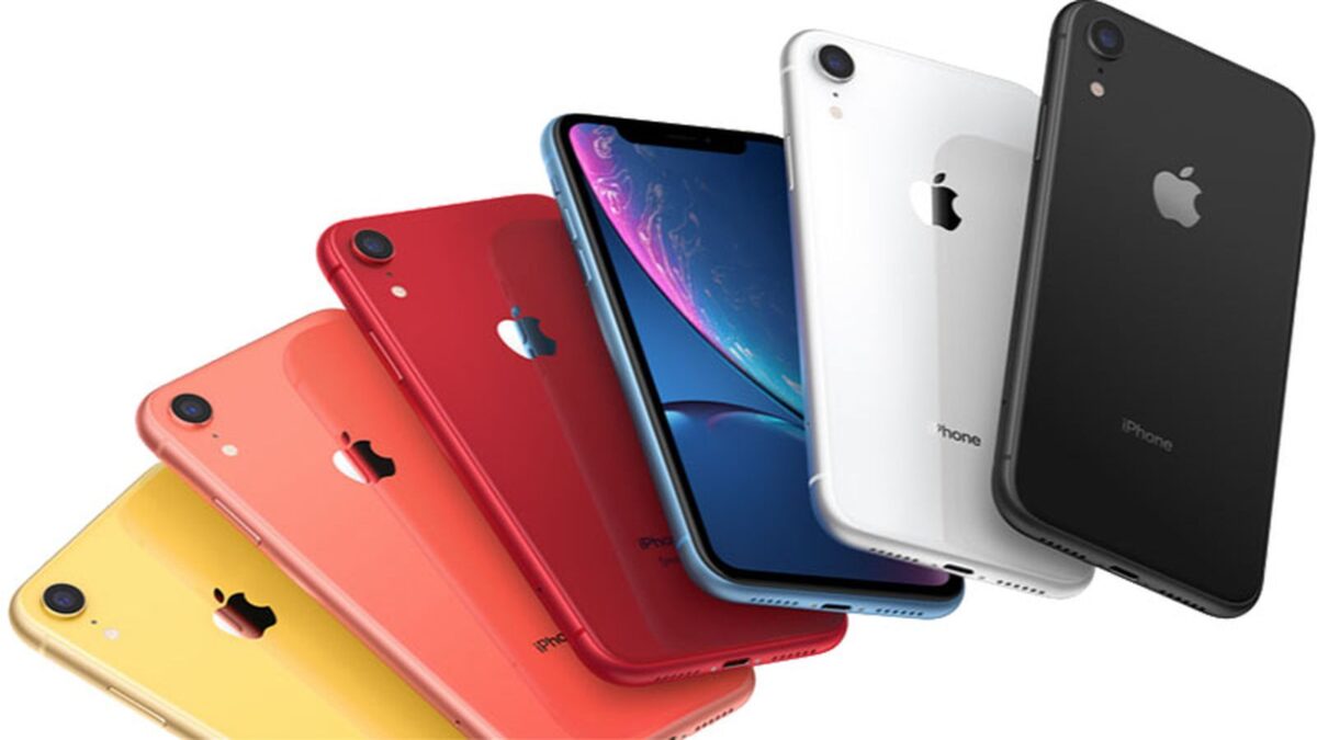 چند گوشی آیفون XR در رنگهای زرد، مرجانی، قرمز، آبی، سفید و مشکی، با نمایش همزمان نمای پشتی و جلویی روی پسزمینه سفید.