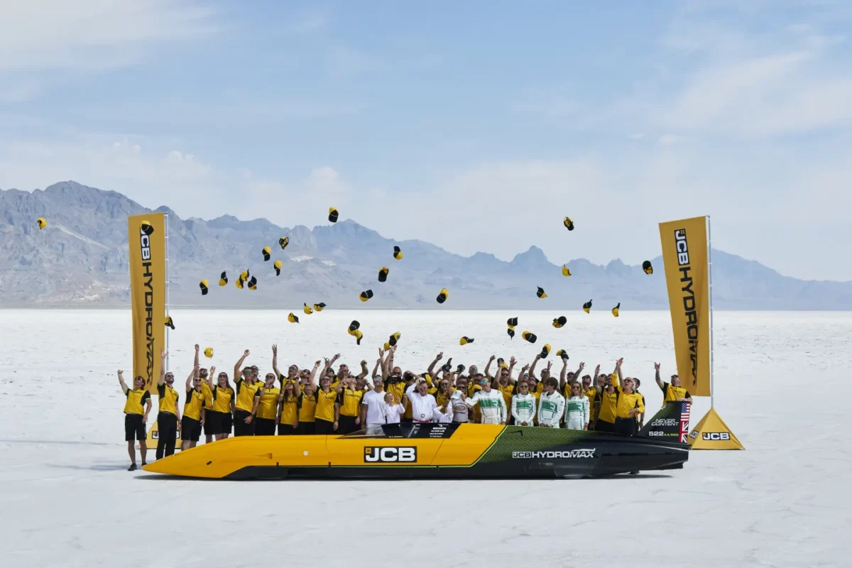 اعضای تیم JCB در کنار خودروی Hydromax پس از ثبت رکورد سرعت خودروهای هیدروژنی در بونویل
