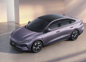 نمای سه‌ربع جلو از خودروی برقی Jetta M6 با طراحی فست‌بک، دستگیره‌های نیمه‌مخفی، سقف شیشه‌ای و بدنه بنفش متالیک.
