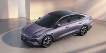 نمای سه‌ربع جلو از خودروی برقی Jetta M6 با طراحی فست‌بک، دستگیره‌های نیمه‌مخفی، سقف شیشه‌ای و بدنه بنفش متالیک.