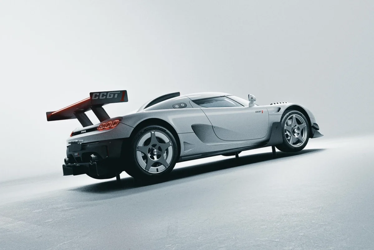 نمای سهرخ عقب Koenigsegg CCGT1 با بال بزرگ، بدنه نقرهای و اجزای آیرودینامیکی فیبرکربنی
