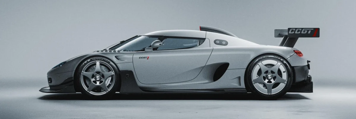 نمای جانبی Koenigsegg CCGT1 با بدنه نقرهای، ارتفاع کم و بال بزرگ عقب