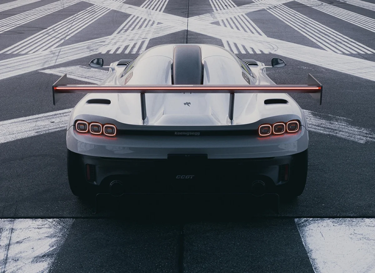 نمای عقب Koenigsegg CCGT1 با بال بزرگ مسابقهای، چراغهای LED و دیفیوزر فیبرکربنی