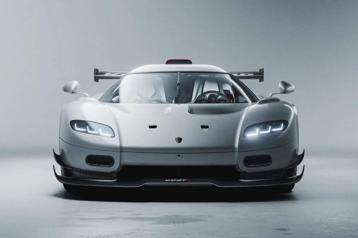 نمای روبهروی Koenigsegg CCGT1 نقرهای با چراغهای روشن و تجهیزات آیرودینامیکی مسابقهای