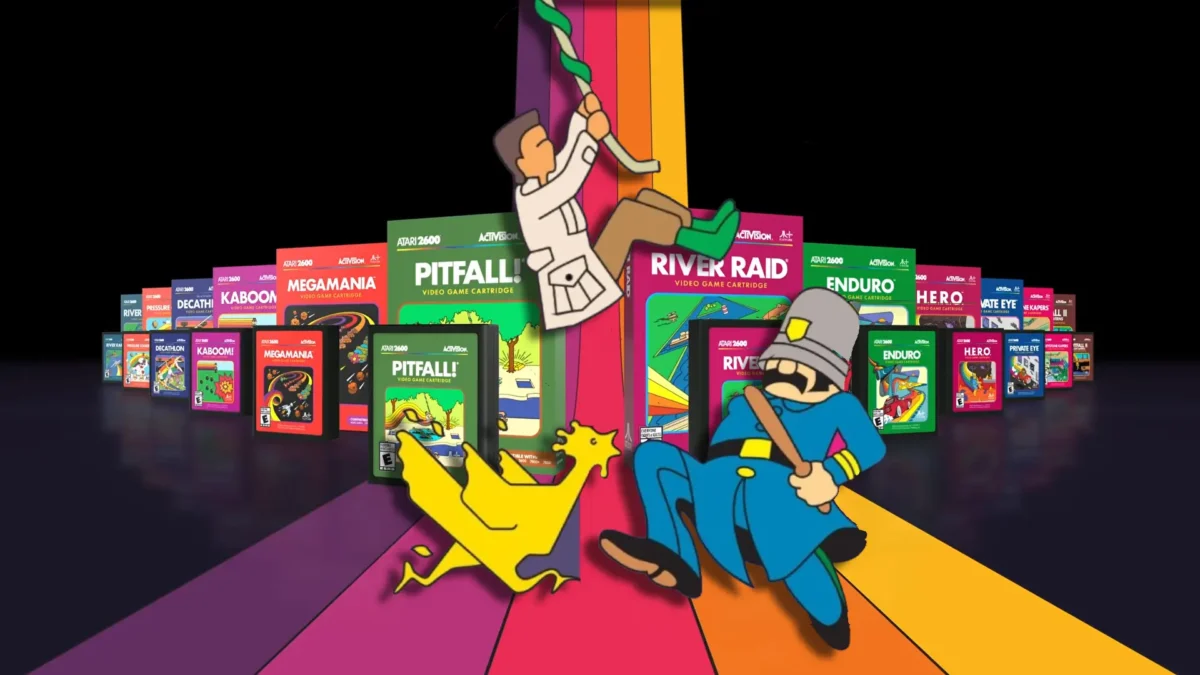 تصویری گرافیکی از مجموعه بازی‌های کلاسیک Atari 2600 و Activision، شامل کارتریج‌ها و جلد بازی‌هایی مانند Pitfall، River Raid، Enduro، Megamania و Kaboom؛ شخصیت‌های کارتونی بازی Pitfall در پیش‌زمینه دیده می‌شوند.