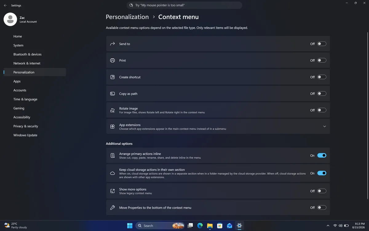صفحه تنظیمات ویندوز ۱۱ در بخش Personalization و زیرمنوی Context menu با پوسته تاریک؛ گزینههای مختلفی مانند Send to، Print، Create shortcut، Copy as path و Rotate image با سوئیچهای غیرفعال (Off) دیده میشوند و در بخش Additional options گزینههای Arrange primary actions inline و Keep cloud storage actions in their own section با سوئیچهای آبیرنگ فعال (On) قرار دارند.