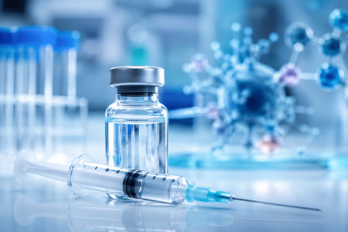 ویال واکسن و سرنگ در محیط آزمایشگاهی، نمادی از توسعه واکسنهای مبتنی بر mRNA برای درمان سرطان ملانوما