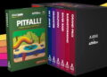 باکسست مشکی Atari و Activision شامل کارتریج و جلد بازی Pitfall در کنار عناوینی مانند Sky Jinks، Dragster، Dolphin، River Raid، Barnstorming و Grand Prix؛ پسزمینه با نوارهای رنگی طراحی شده است.