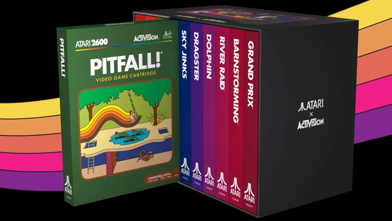 باکس‌ست مشکی Atari و Activision شامل کارتریج و جلد بازی Pitfall در کنار عناوینی مانند Sky Jinks، Dragster، Dolphin، River Raid، Barnstorming و Grand Prix؛ پس‌زمینه با نوارهای رنگی طراحی شده است.